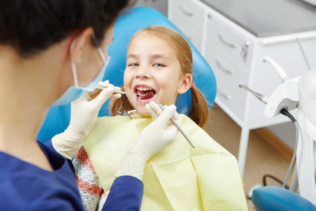 2-How-to-Choose-a-Pediatric-Dental-Office (1) girl gets pediatric dentistry